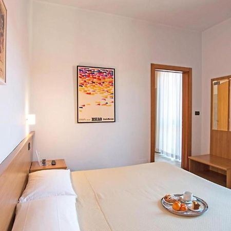 Hotel Lux Alessandria Bagian luar foto