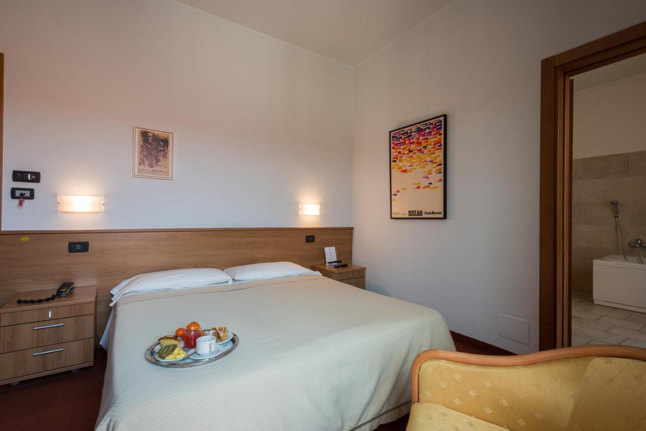 Hotel Lux Alessandria Bagian luar foto