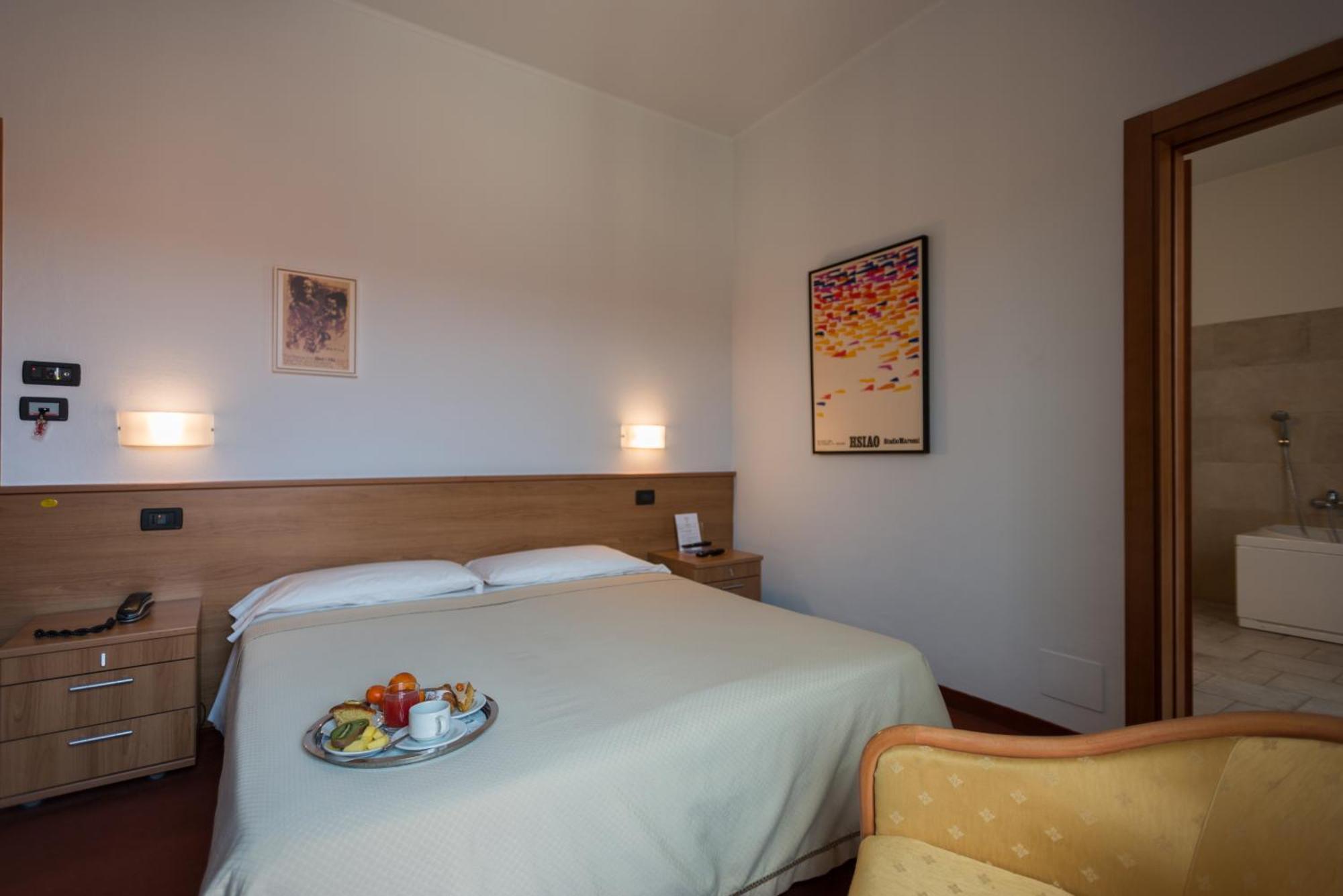 Hotel Lux Alessandria Bagian luar foto