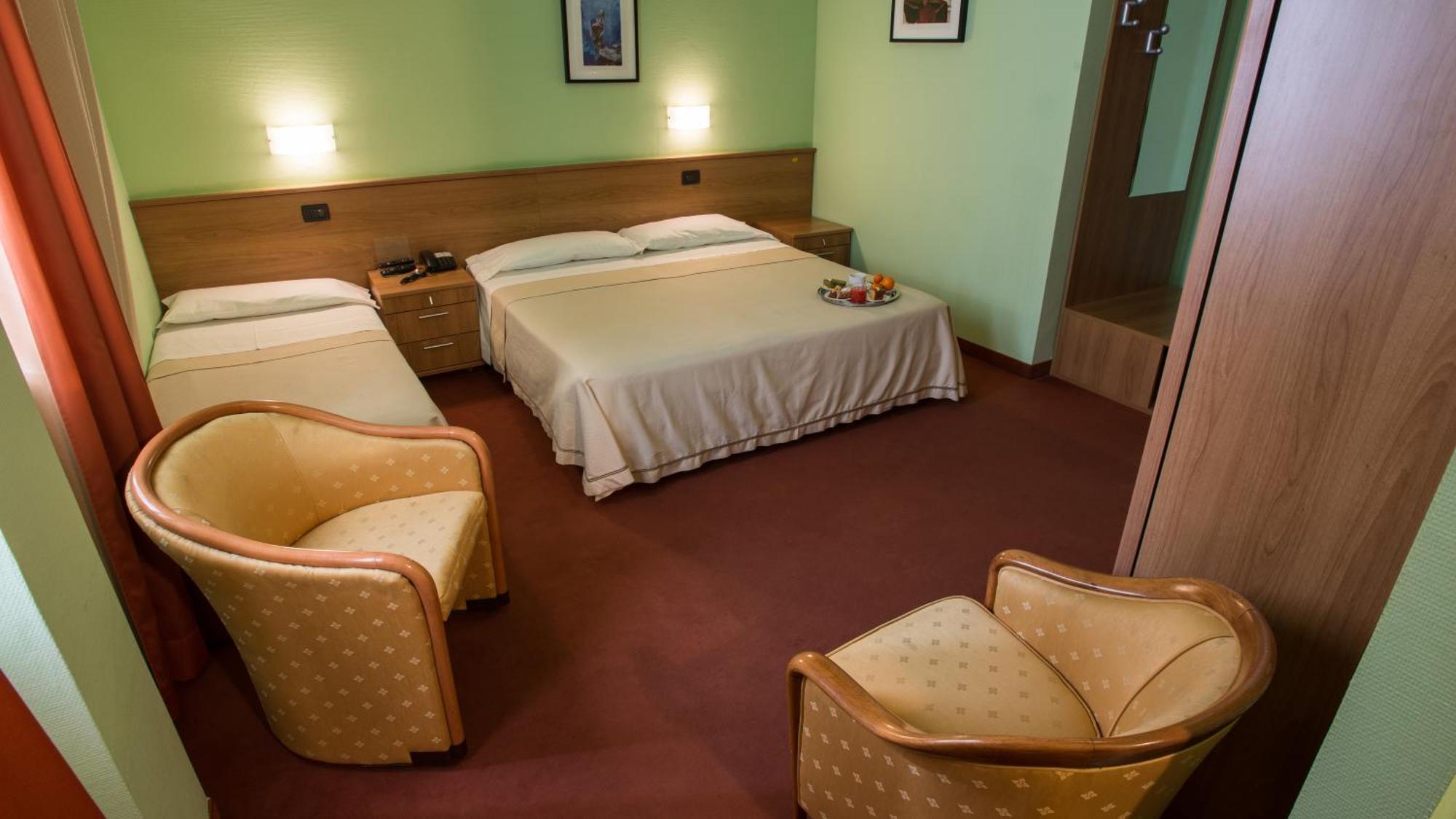 Hotel Lux Alessandria Bagian luar foto