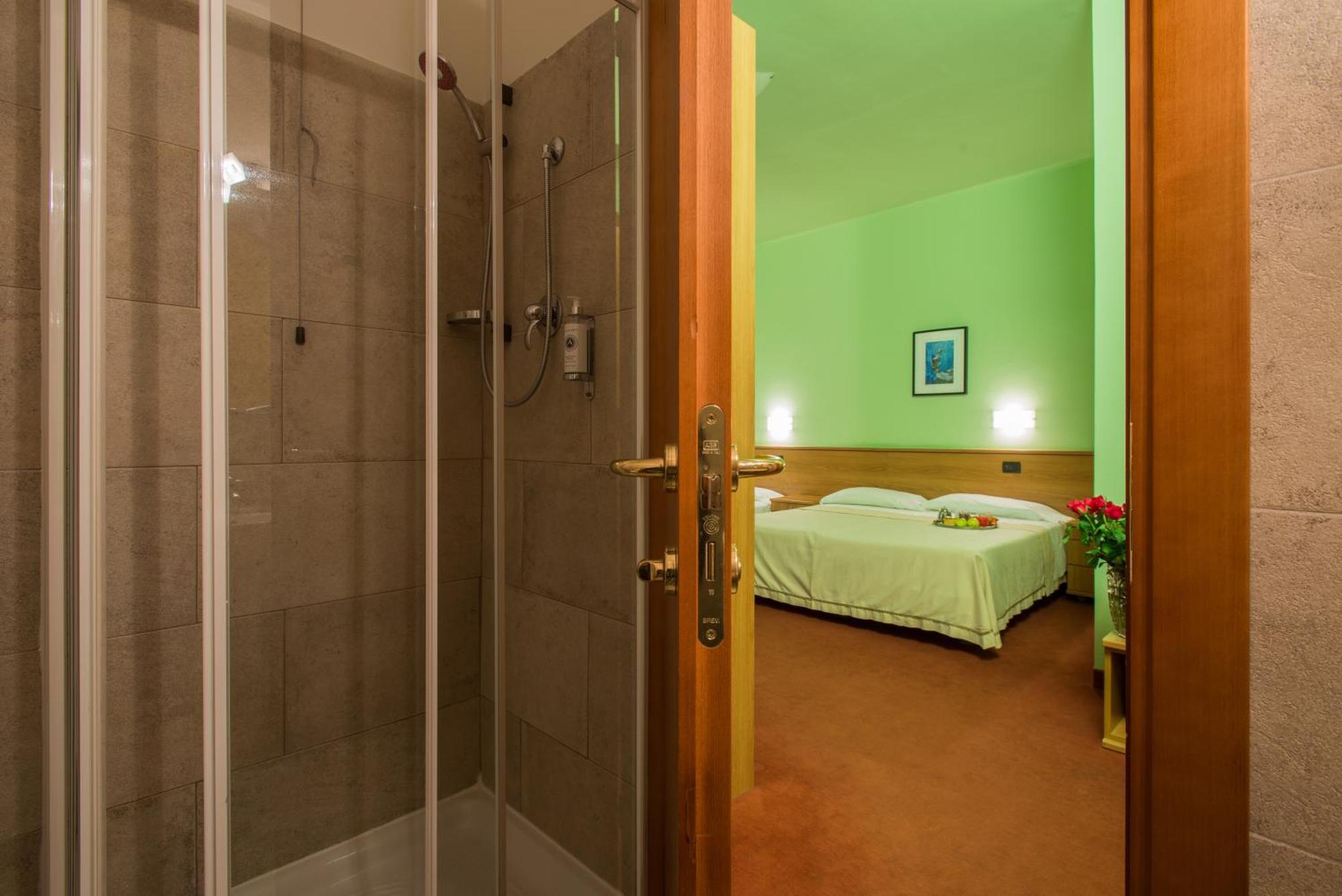 Hotel Lux Alessandria Bagian luar foto