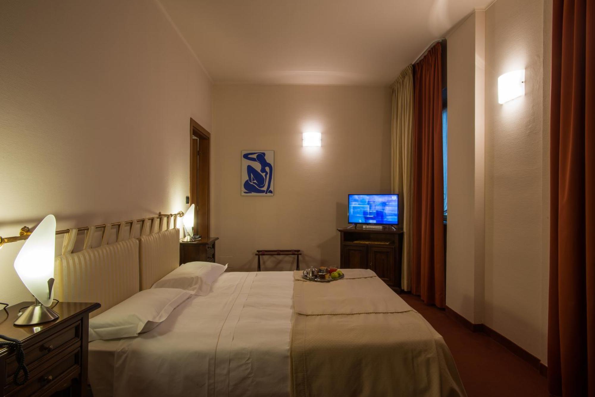 Hotel Lux Alessandria Bagian luar foto