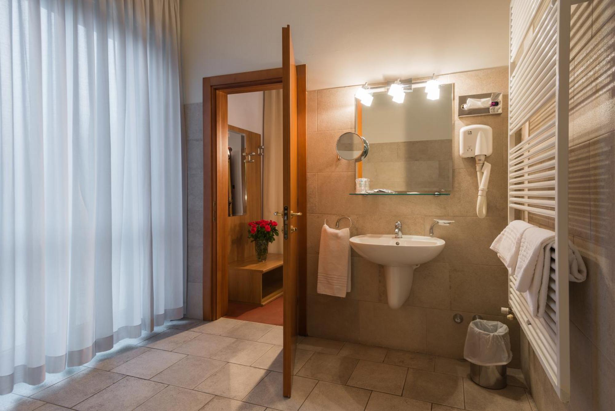 Hotel Lux Alessandria Bagian luar foto