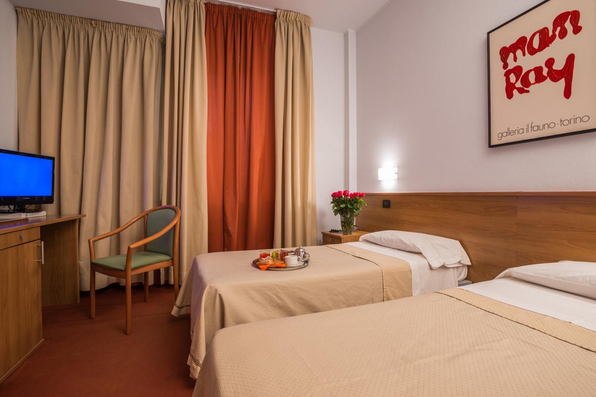 Hotel Lux Alessandria Bagian luar foto
