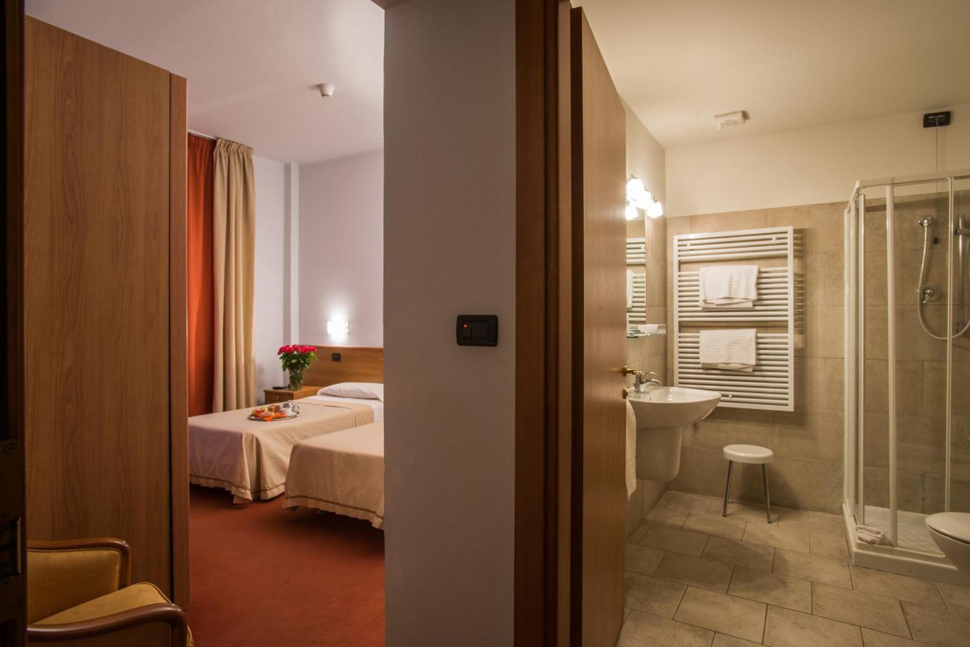 Hotel Lux Alessandria Bagian luar foto