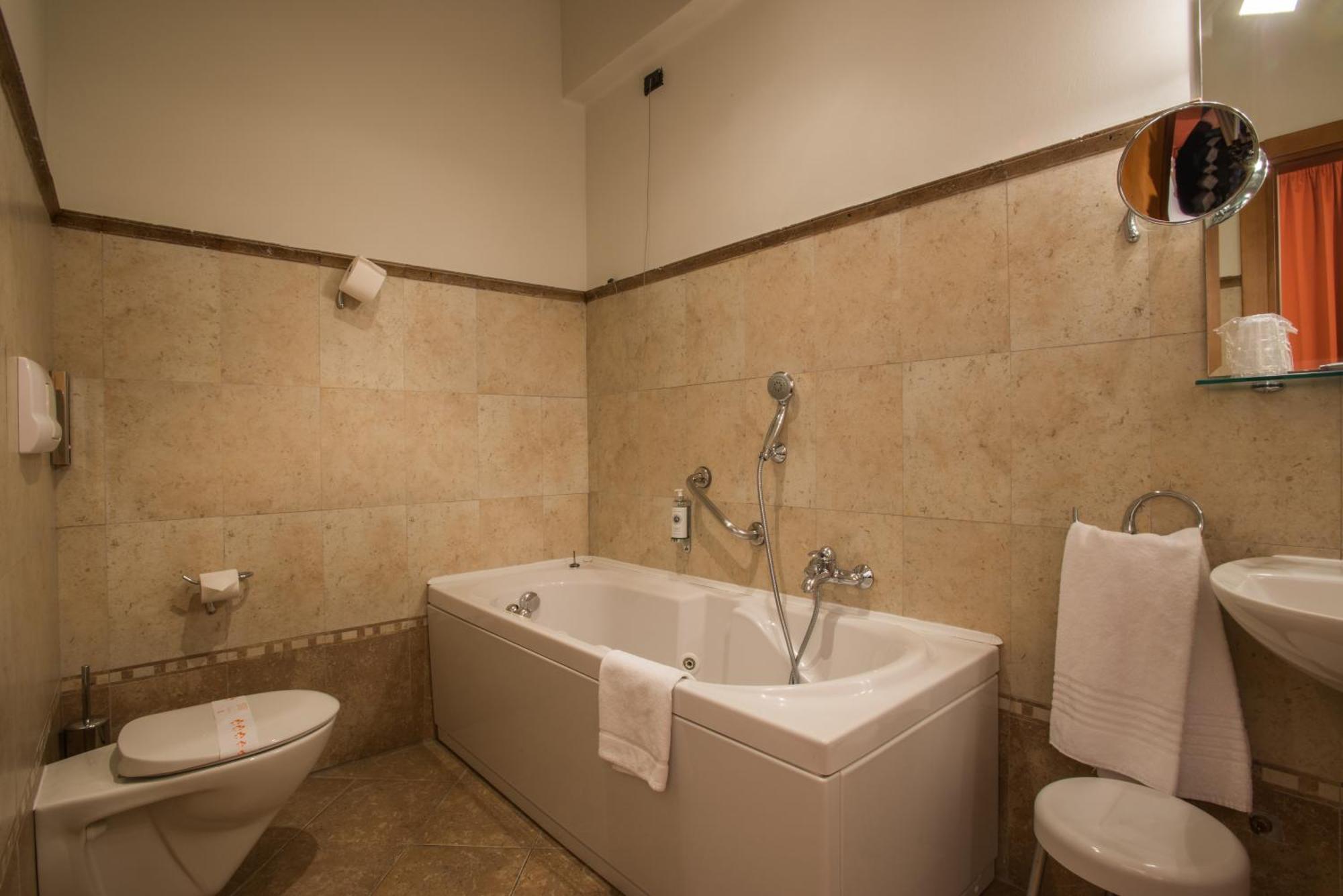 Hotel Lux Alessandria Bagian luar foto