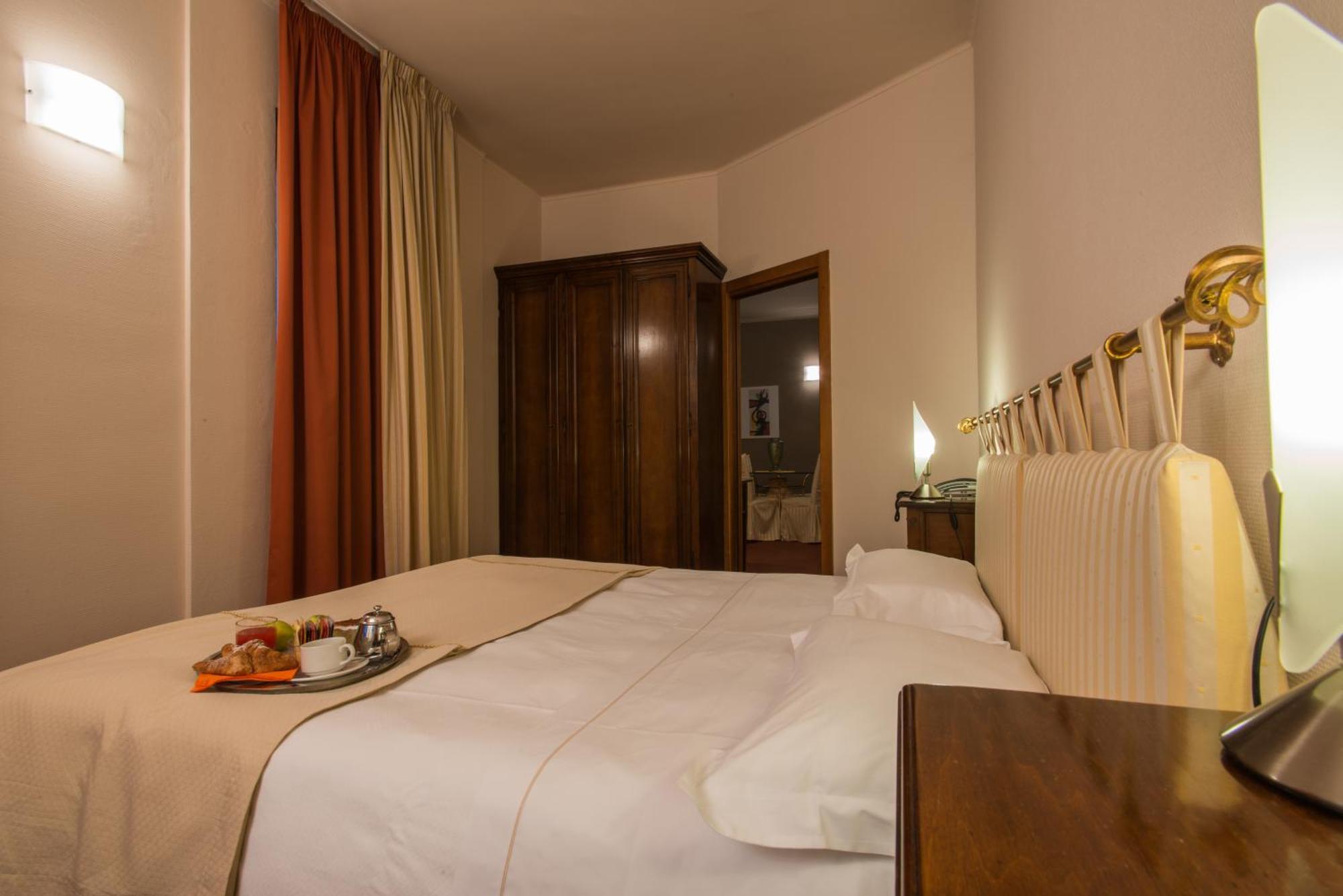 Hotel Lux Alessandria Bagian luar foto