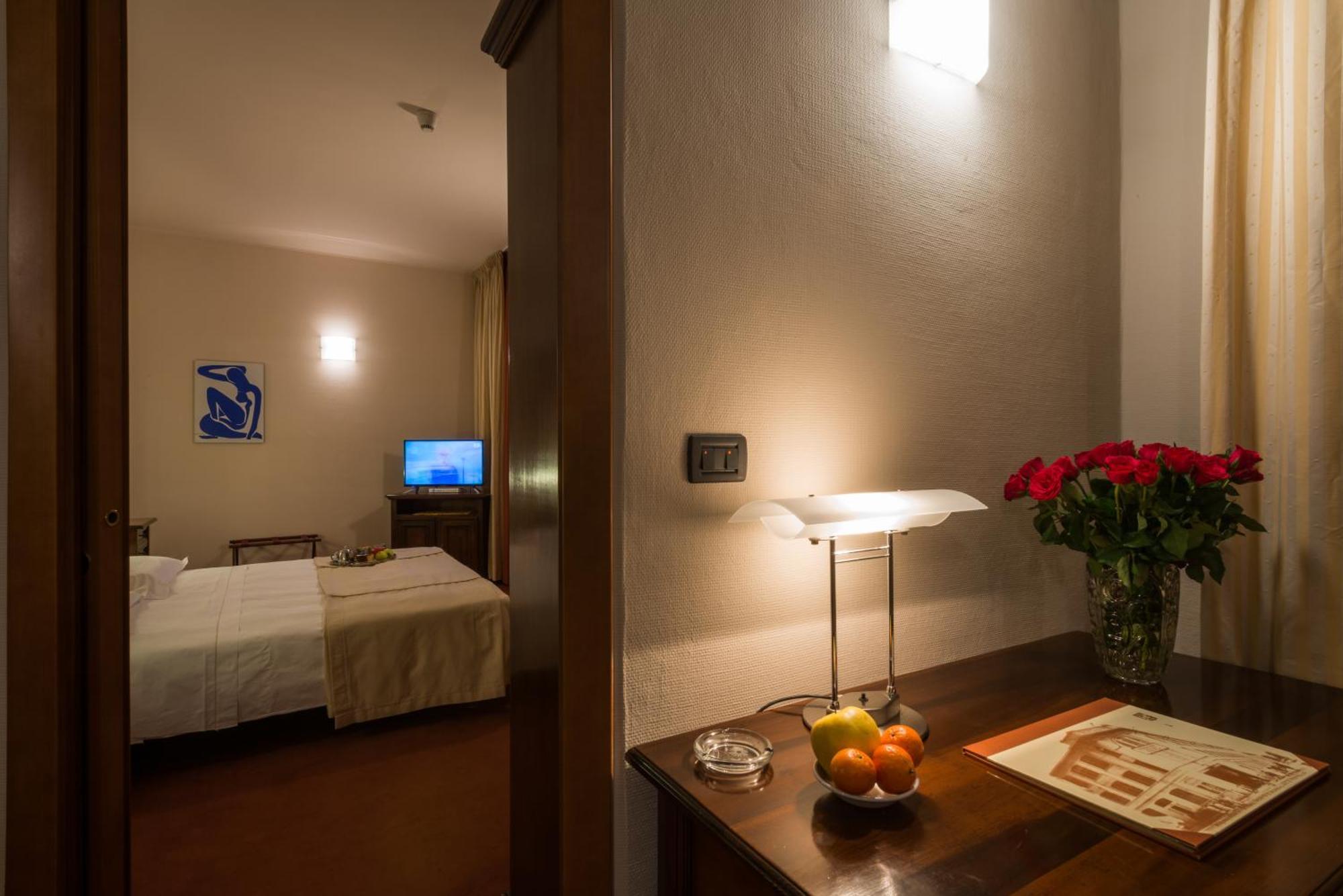 Hotel Lux Alessandria Bagian luar foto