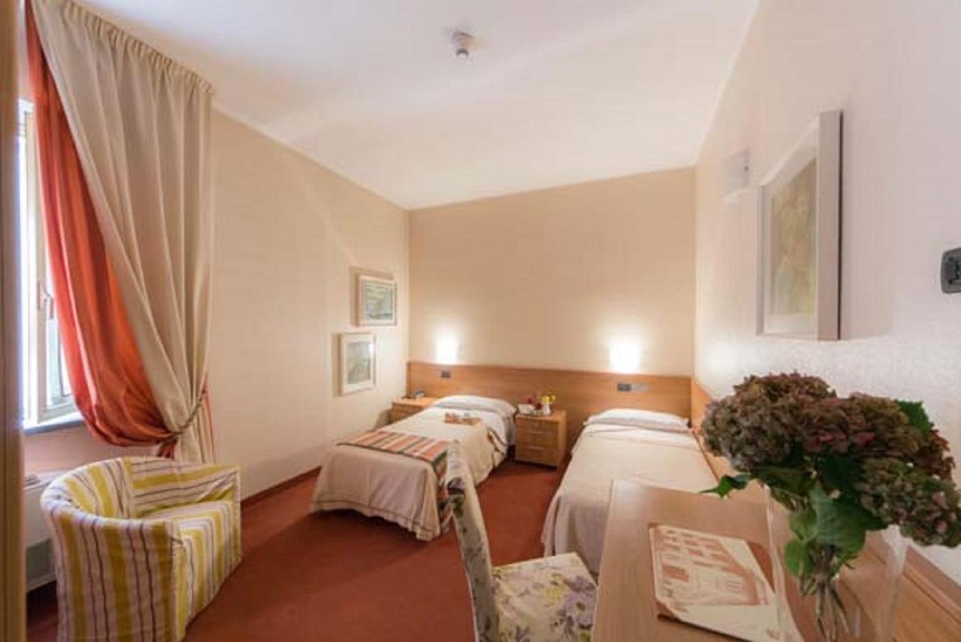 Hotel Lux Alessandria Bagian luar foto