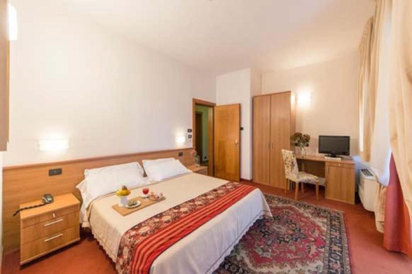 Hotel Lux Alessandria Bagian luar foto