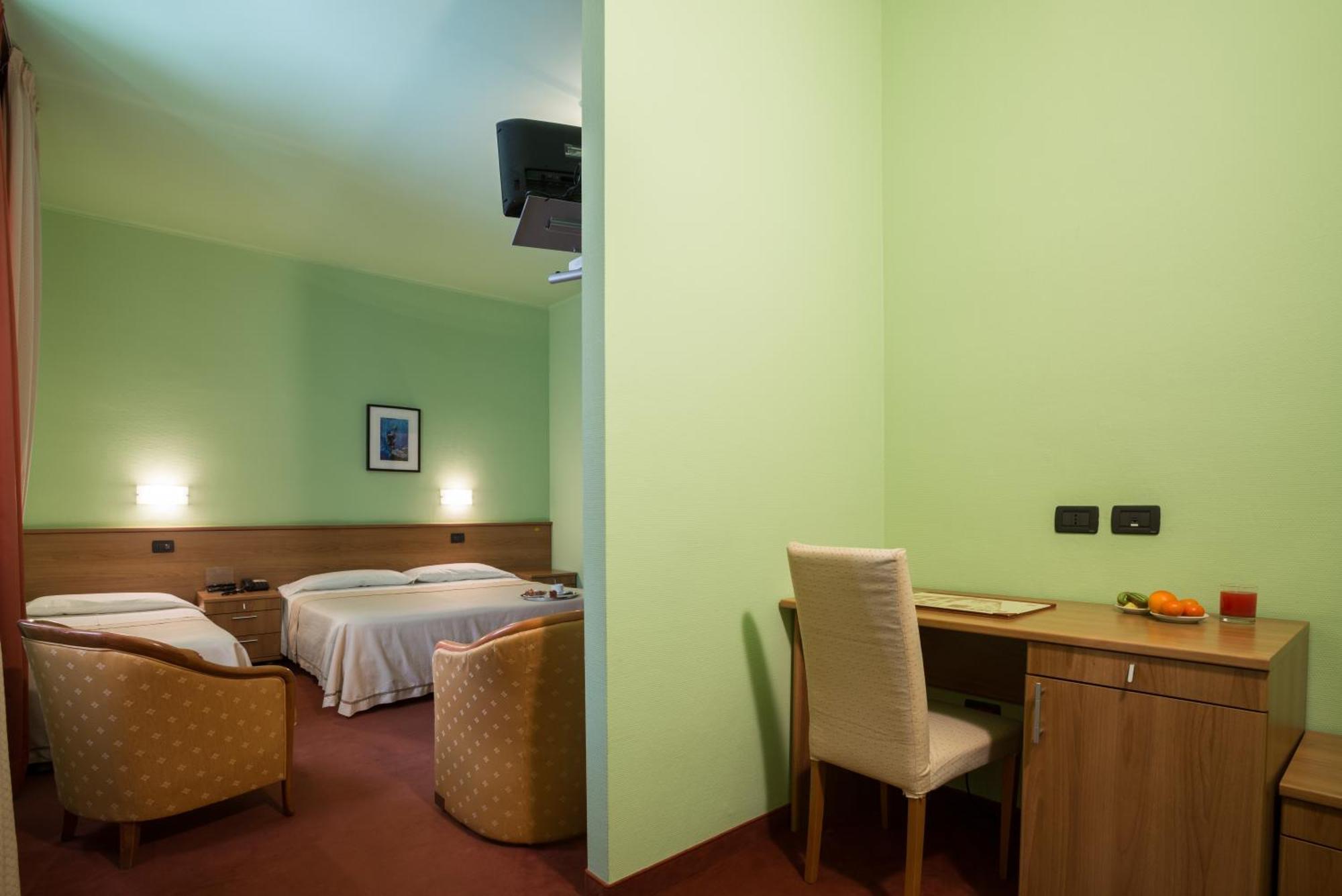 Hotel Lux Alessandria Bagian luar foto