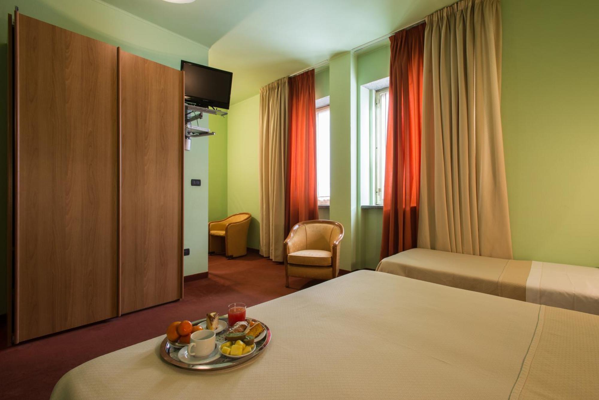Hotel Lux Alessandria Bagian luar foto