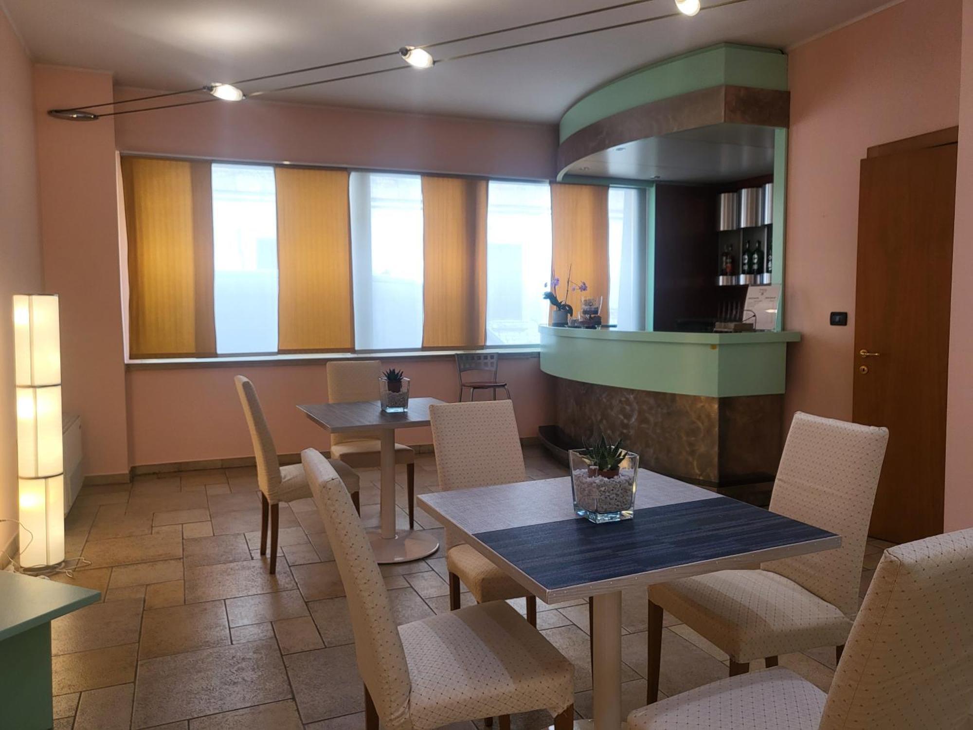 Hotel Lux Alessandria Bagian luar foto
