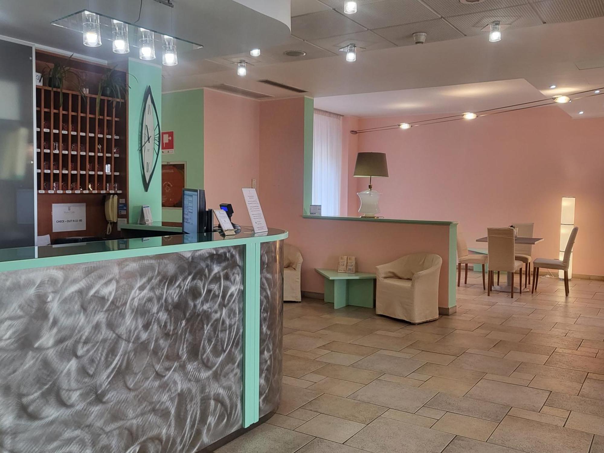 Hotel Lux Alessandria Bagian luar foto