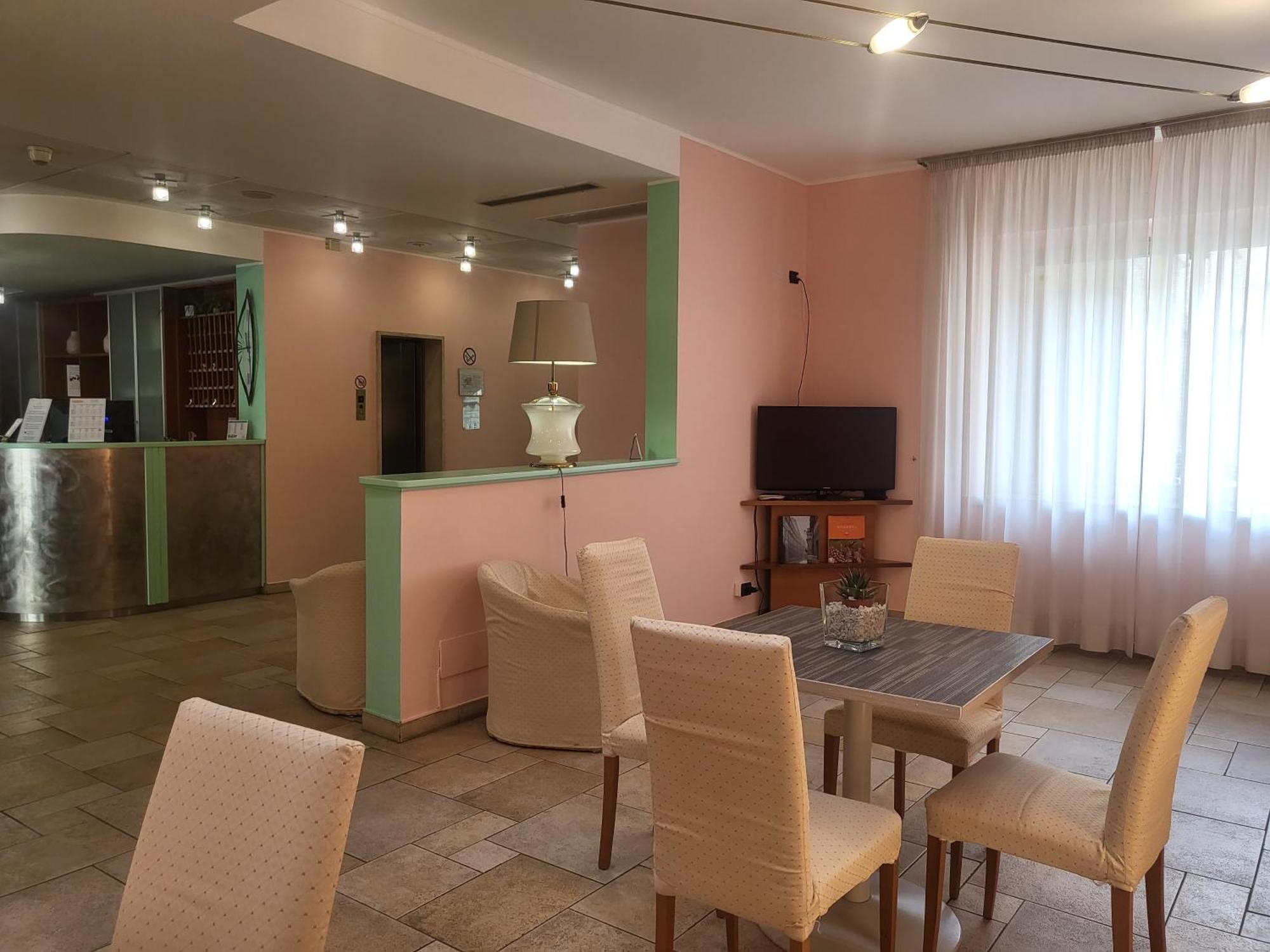 Hotel Lux Alessandria Bagian luar foto