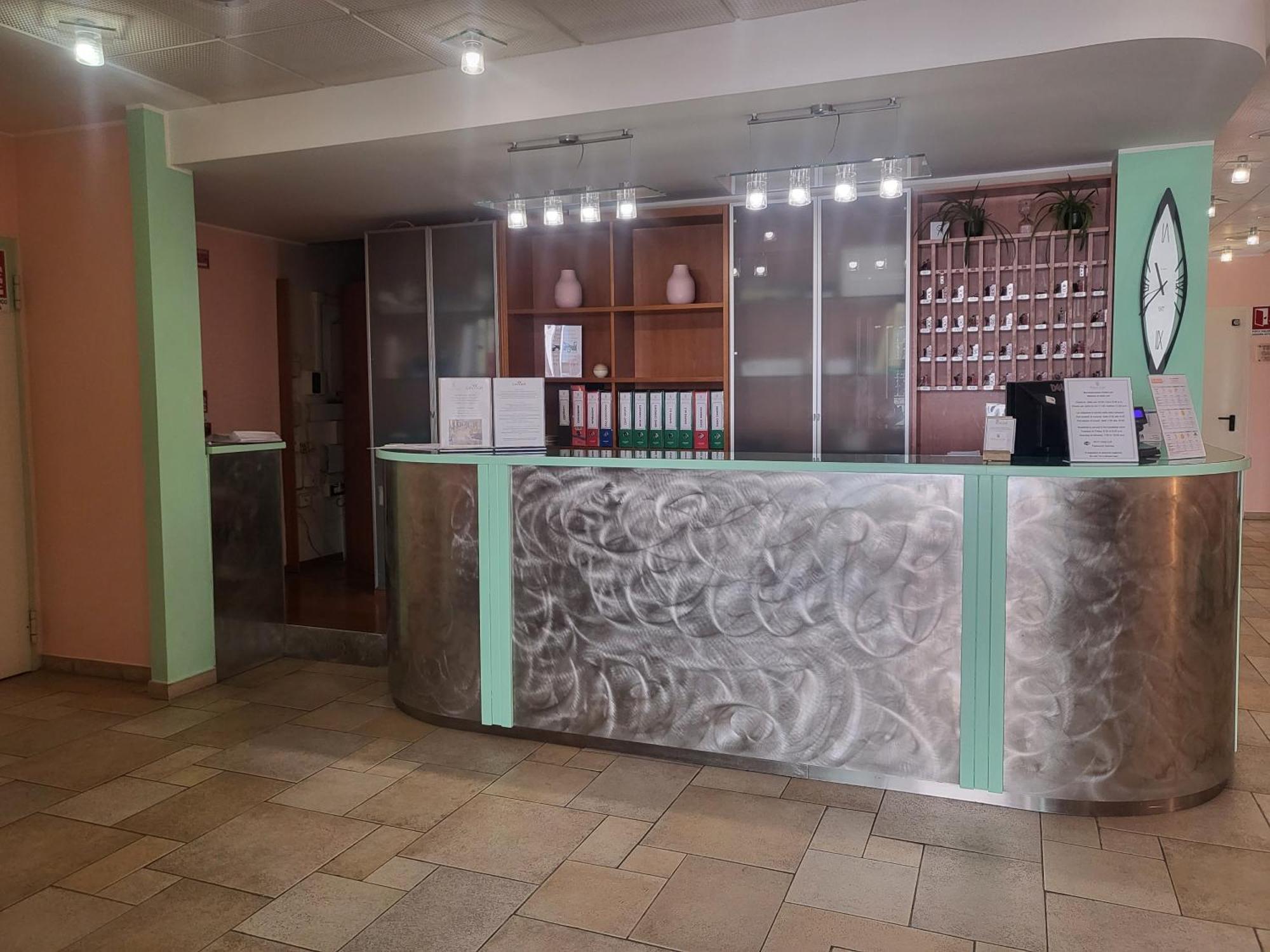 Hotel Lux Alessandria Bagian luar foto