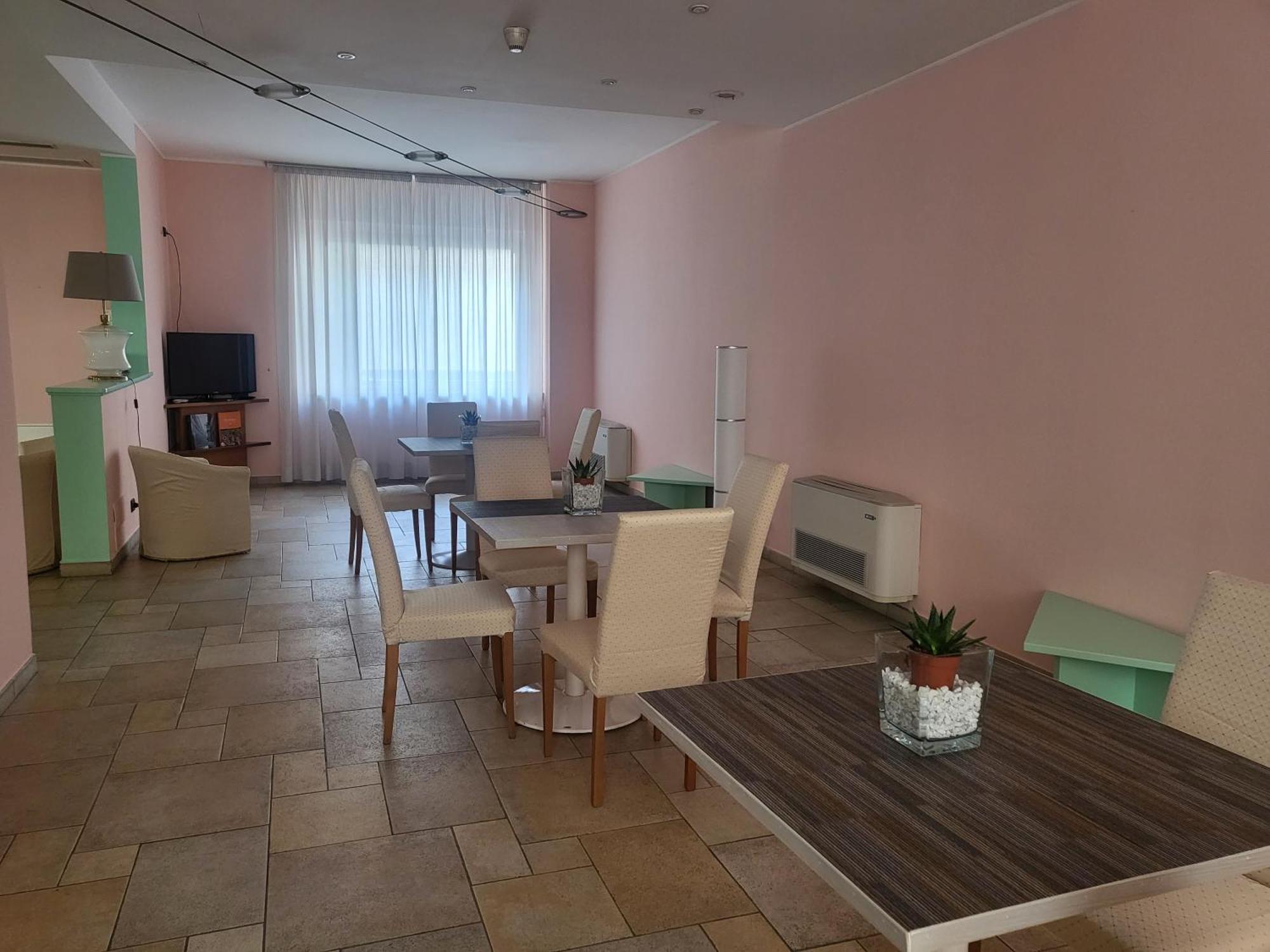 Hotel Lux Alessandria Bagian luar foto