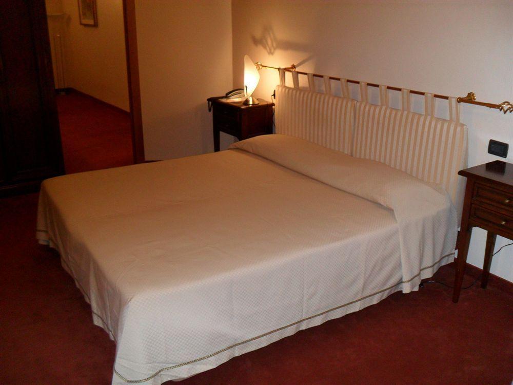 Hotel Lux Alessandria Bagian luar foto