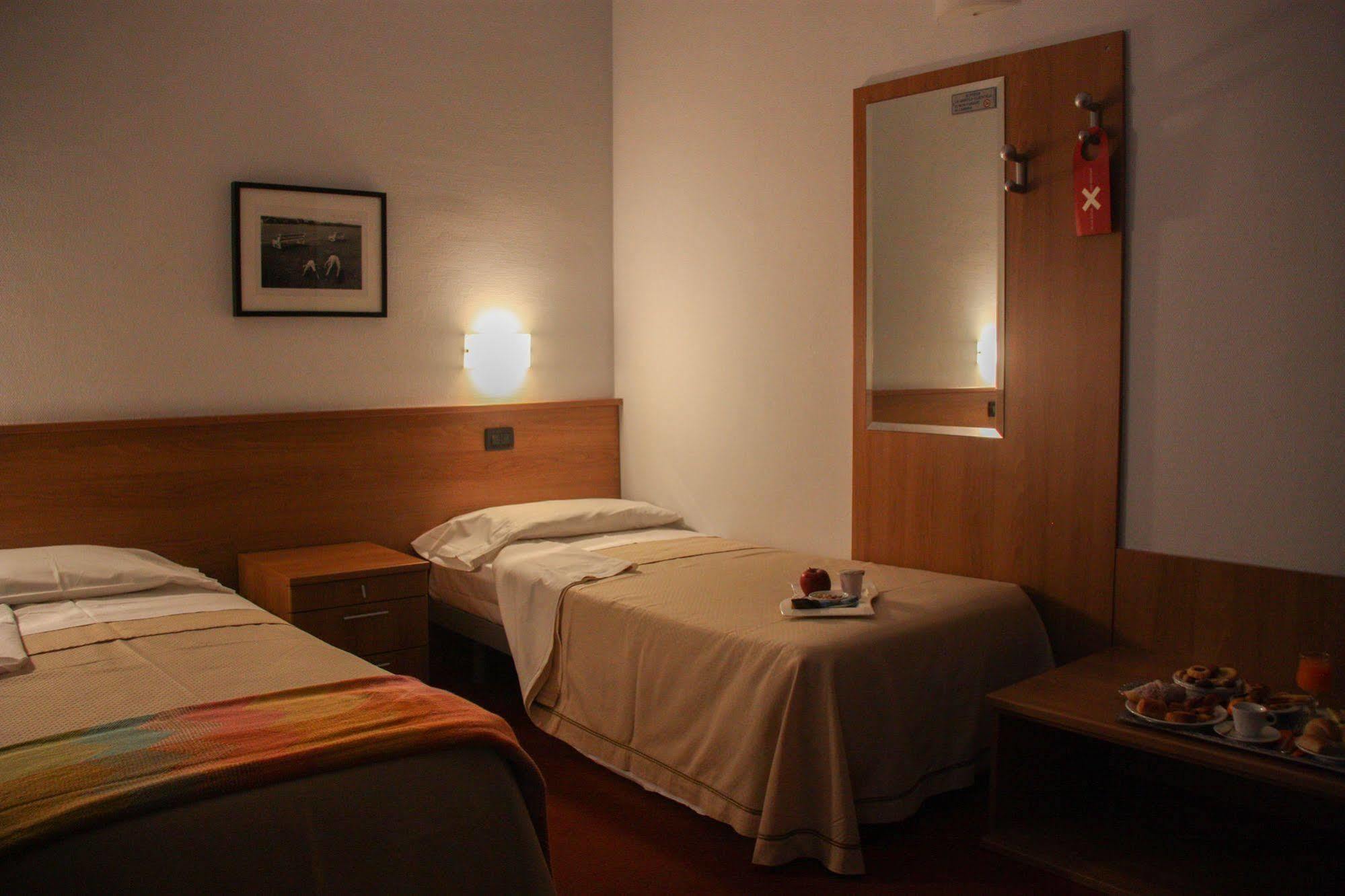 Hotel Lux Alessandria Bagian luar foto