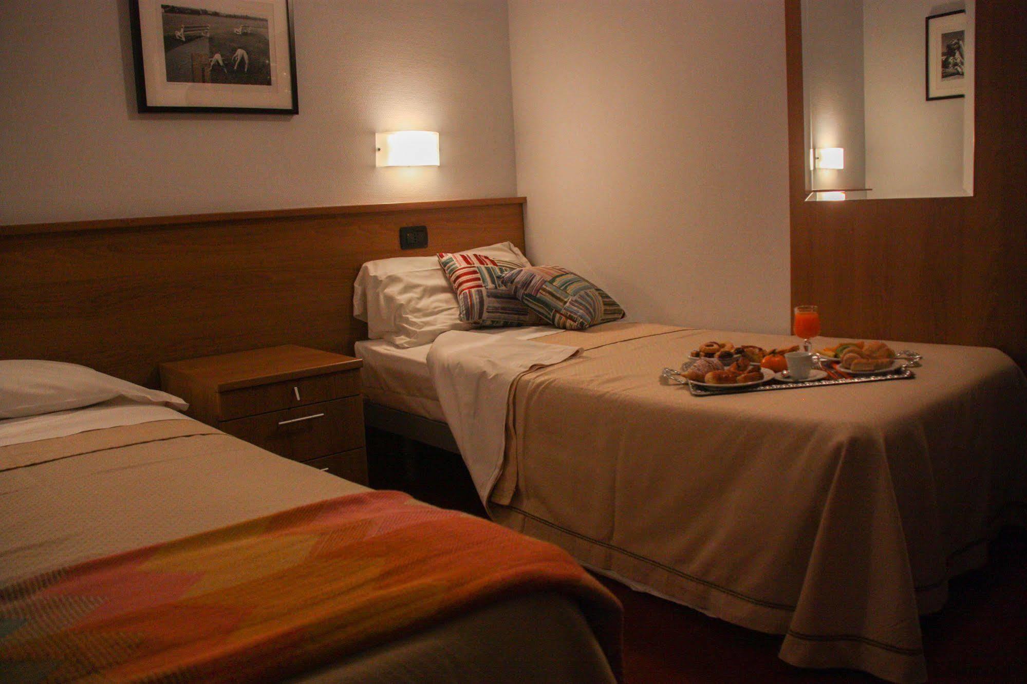 Hotel Lux Alessandria Bagian luar foto