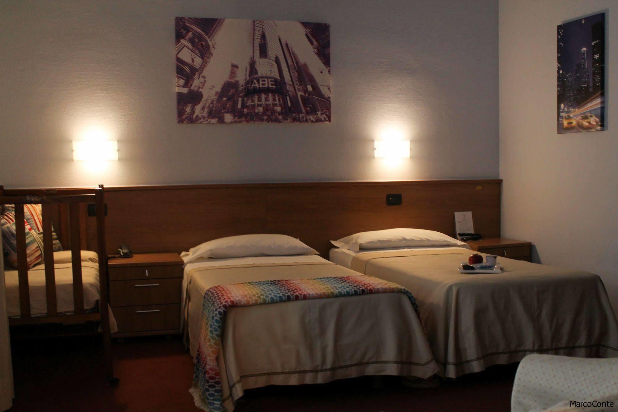 Hotel Lux Alessandria Bagian luar foto