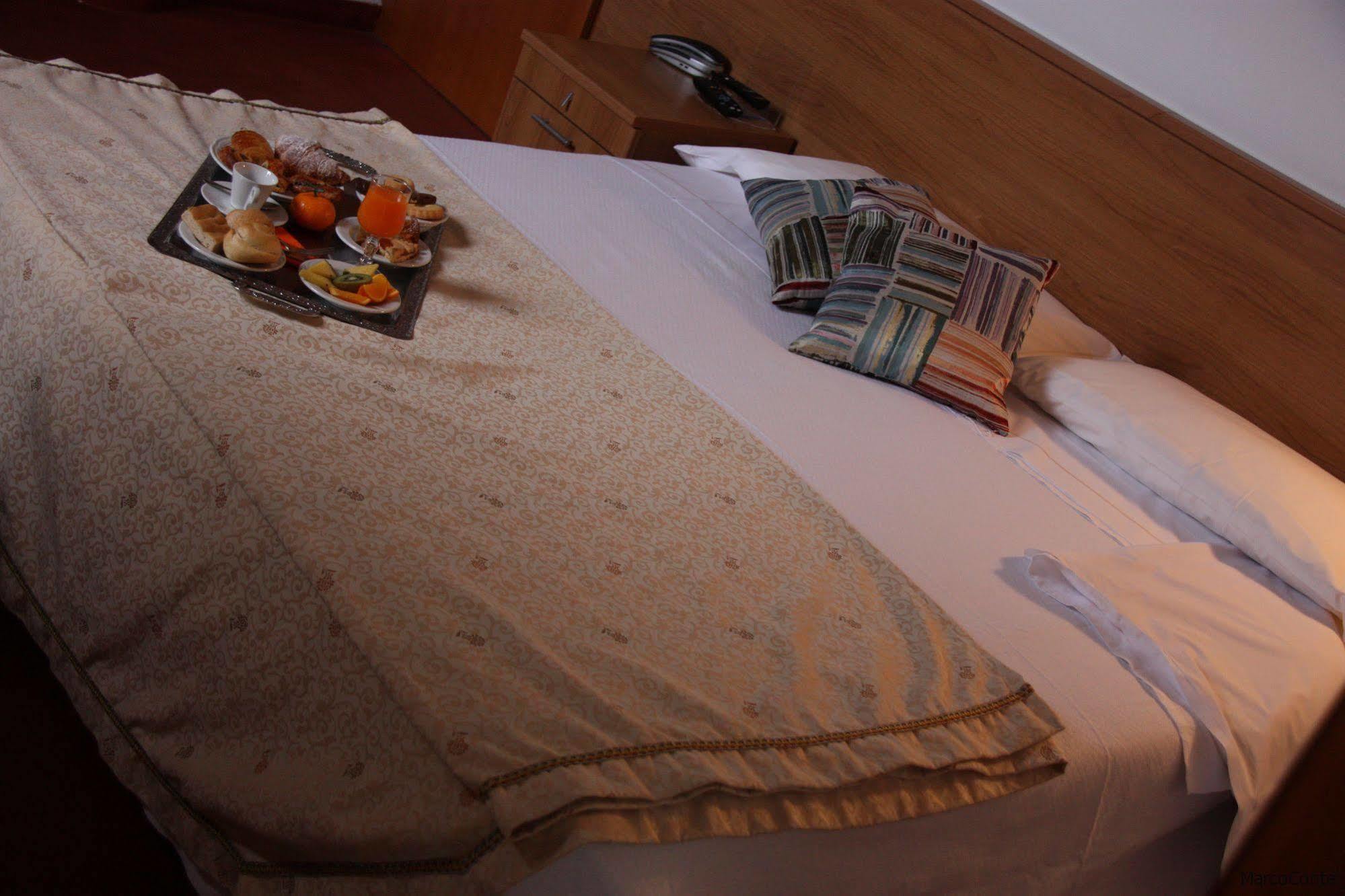 Hotel Lux Alessandria Bagian luar foto