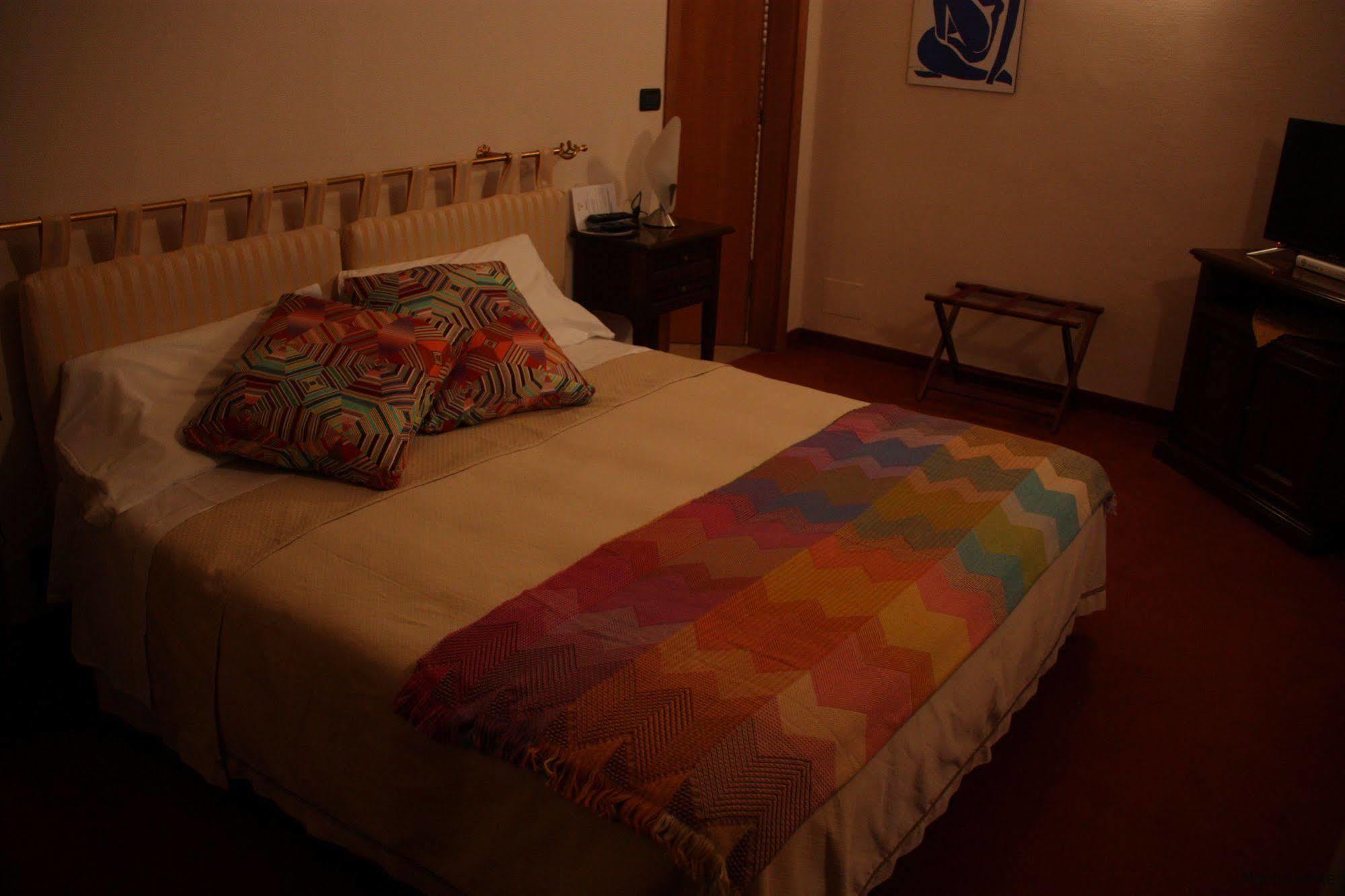 Hotel Lux Alessandria Bagian luar foto