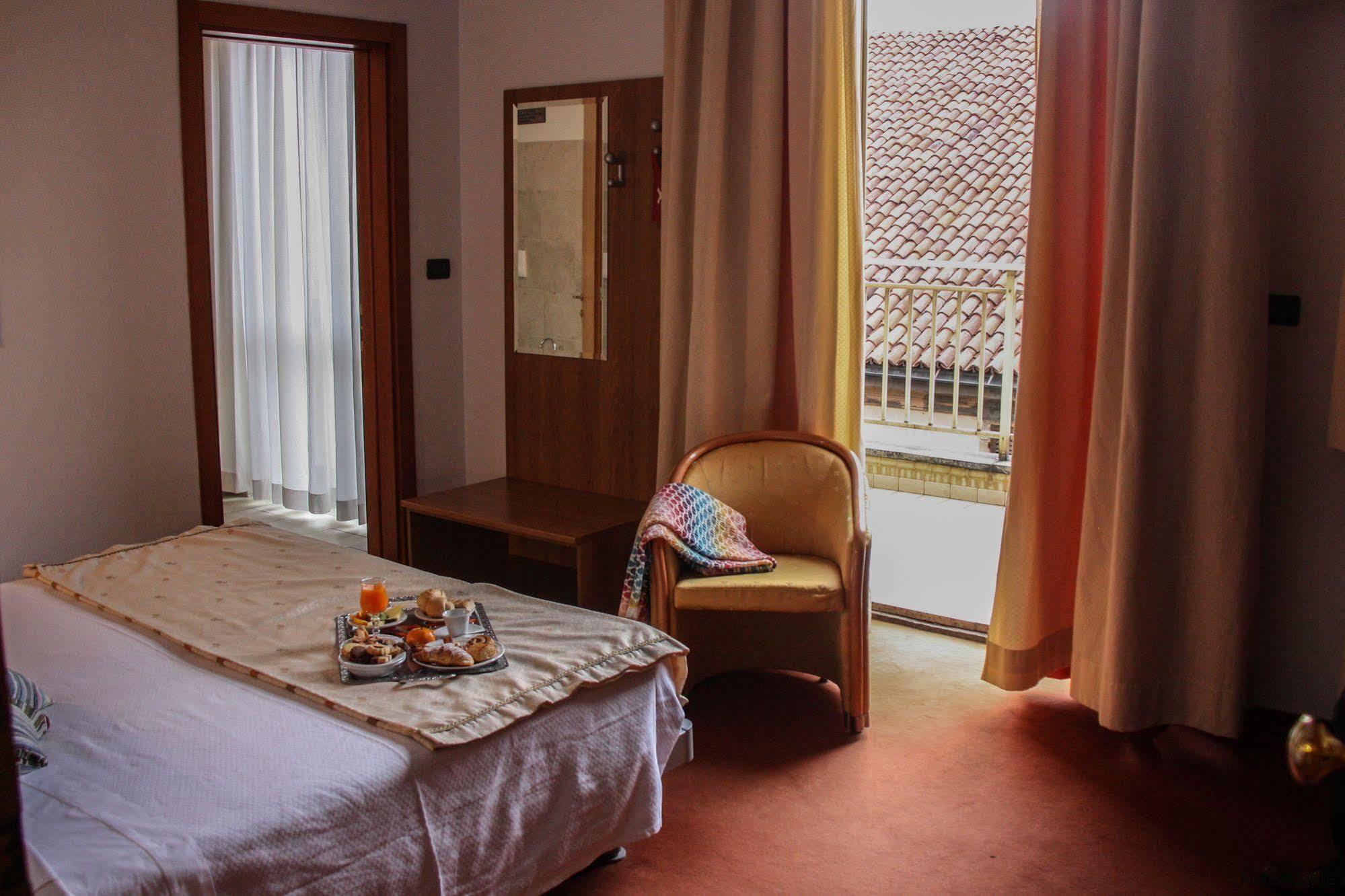 Hotel Lux Alessandria Bagian luar foto
