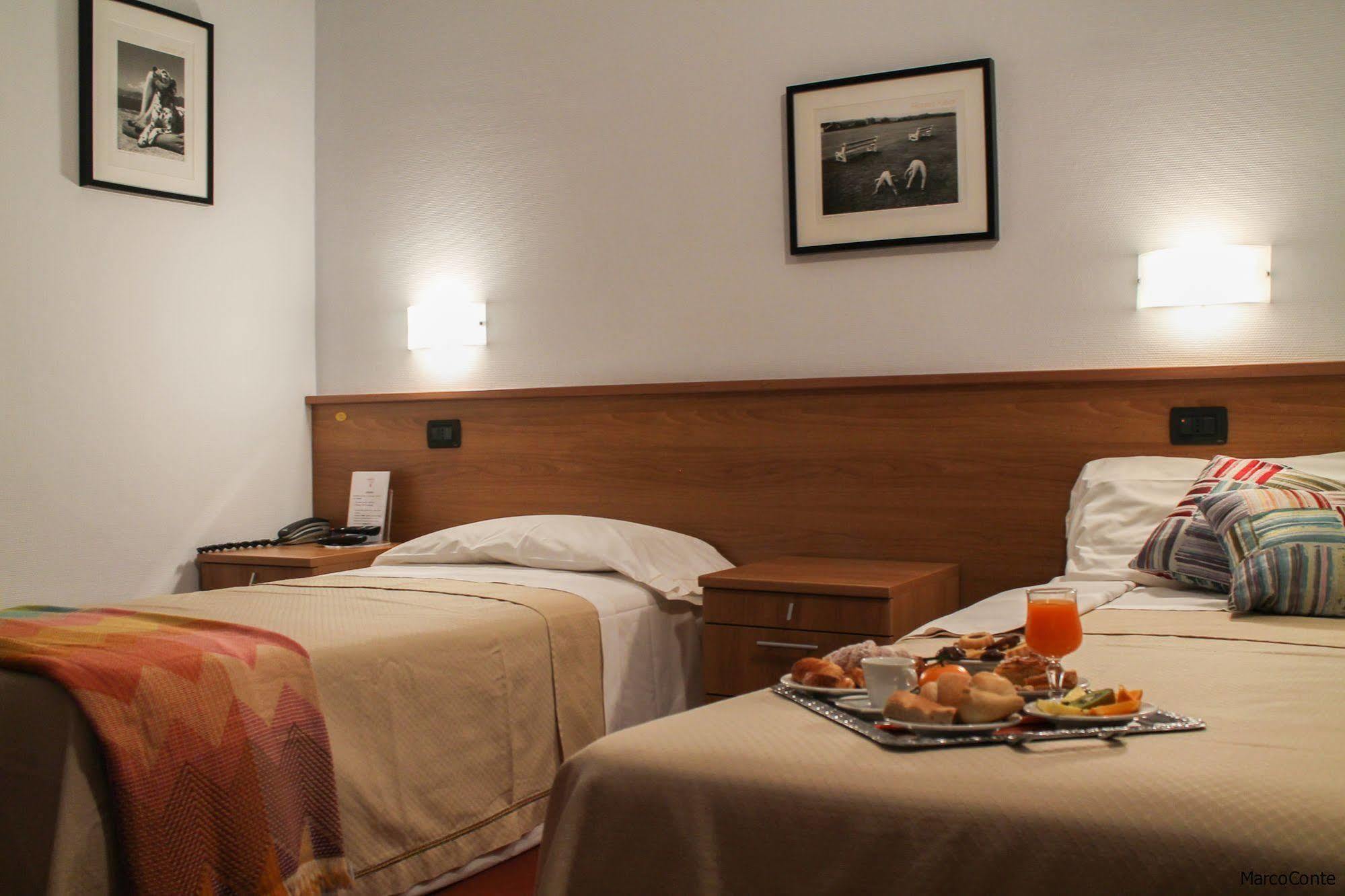Hotel Lux Alessandria Bagian luar foto