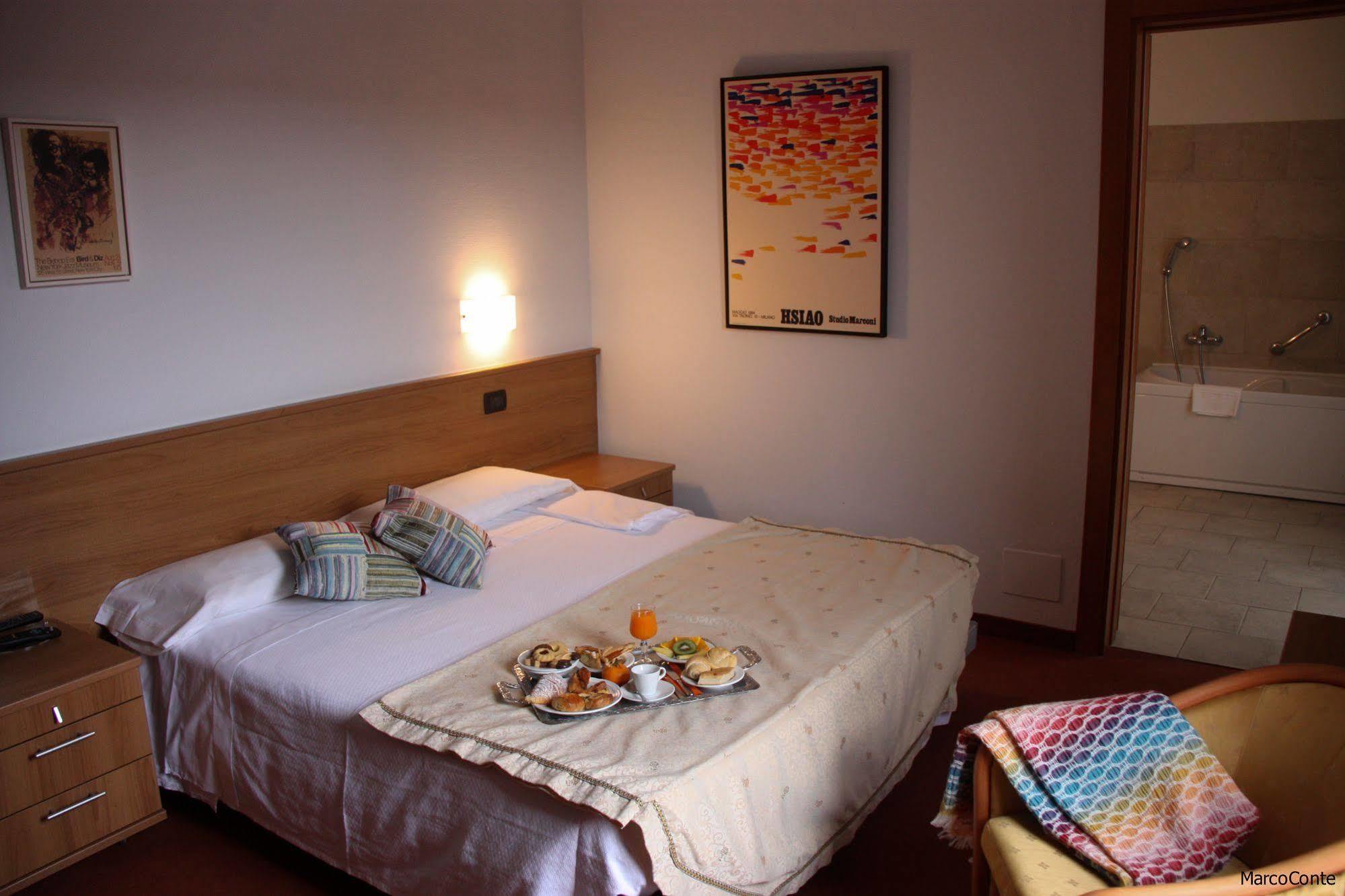 Hotel Lux Alessandria Bagian luar foto