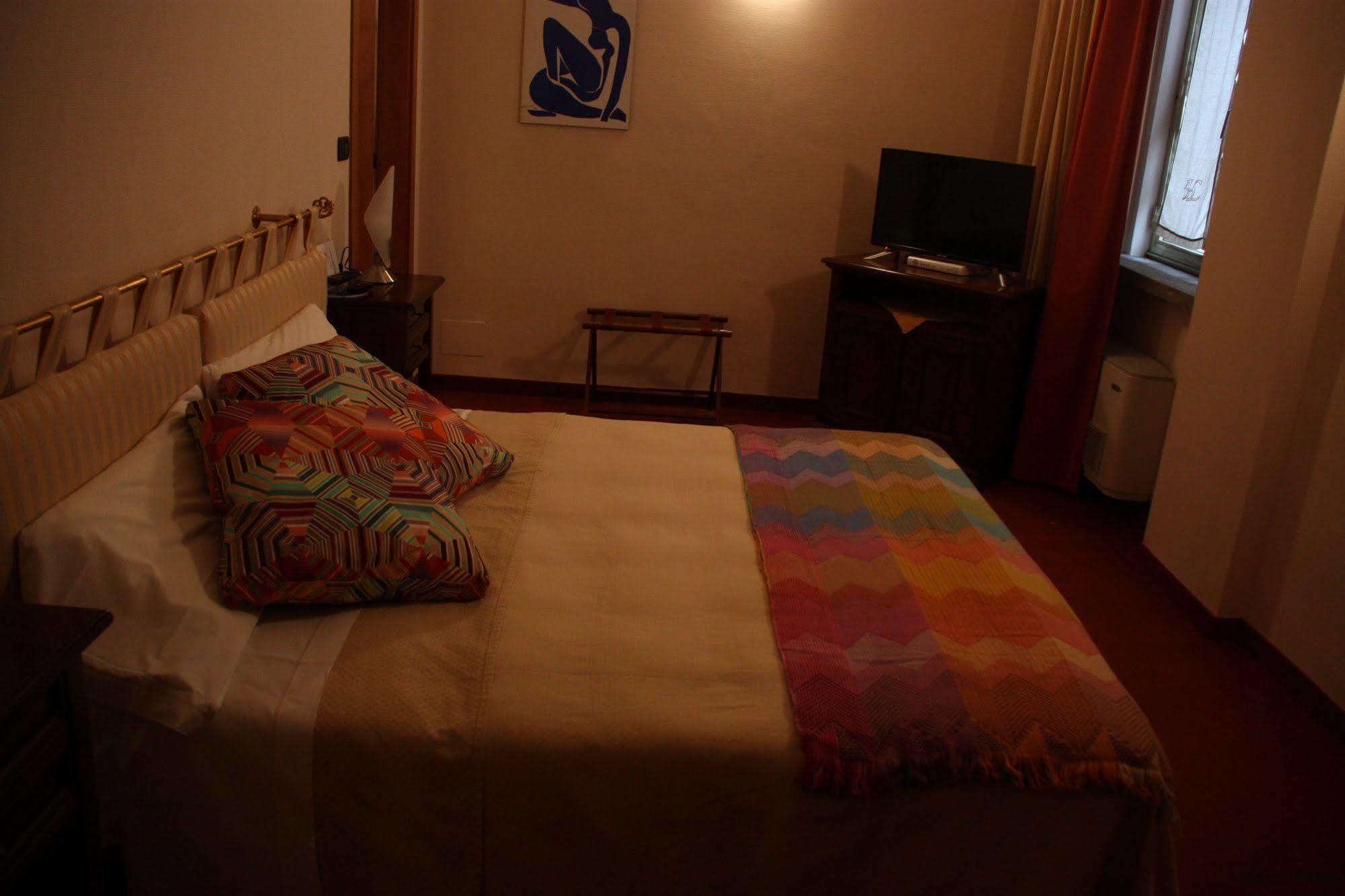 Hotel Lux Alessandria Bagian luar foto
