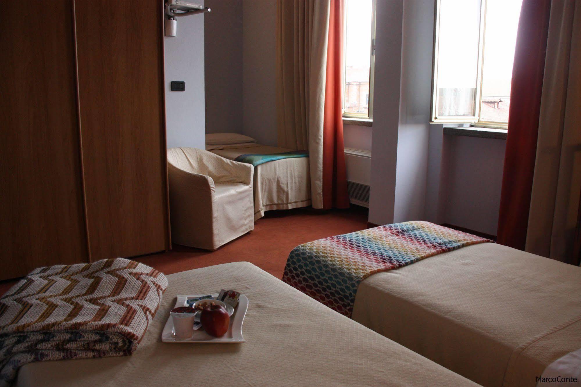Hotel Lux Alessandria Bagian luar foto