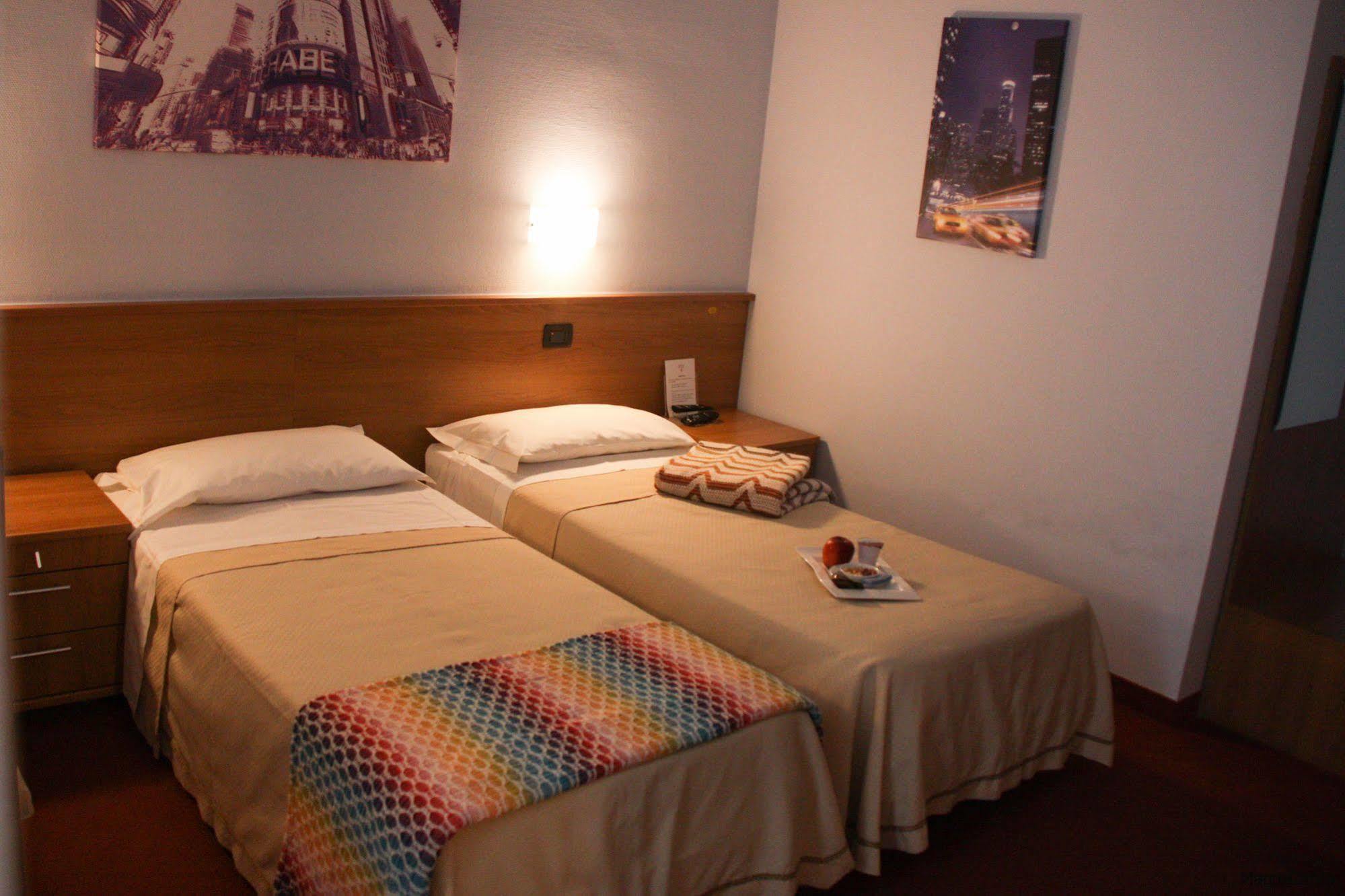 Hotel Lux Alessandria Bagian luar foto