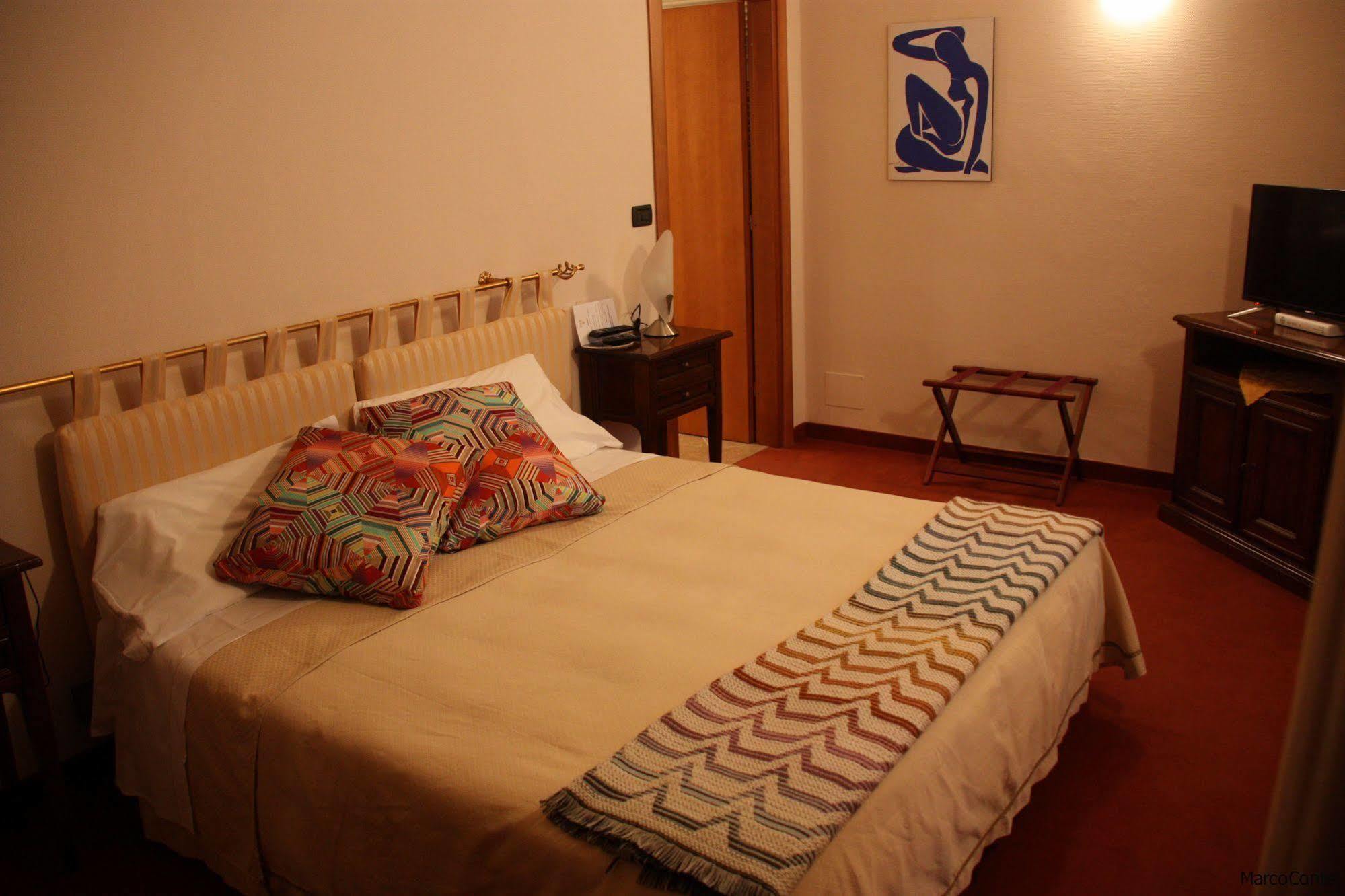 Hotel Lux Alessandria Bagian luar foto