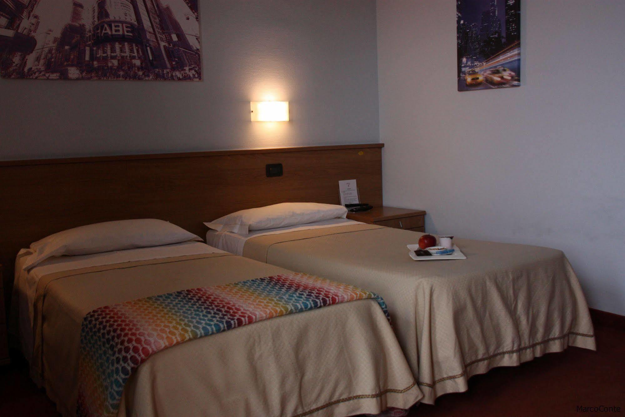 Hotel Lux Alessandria Bagian luar foto