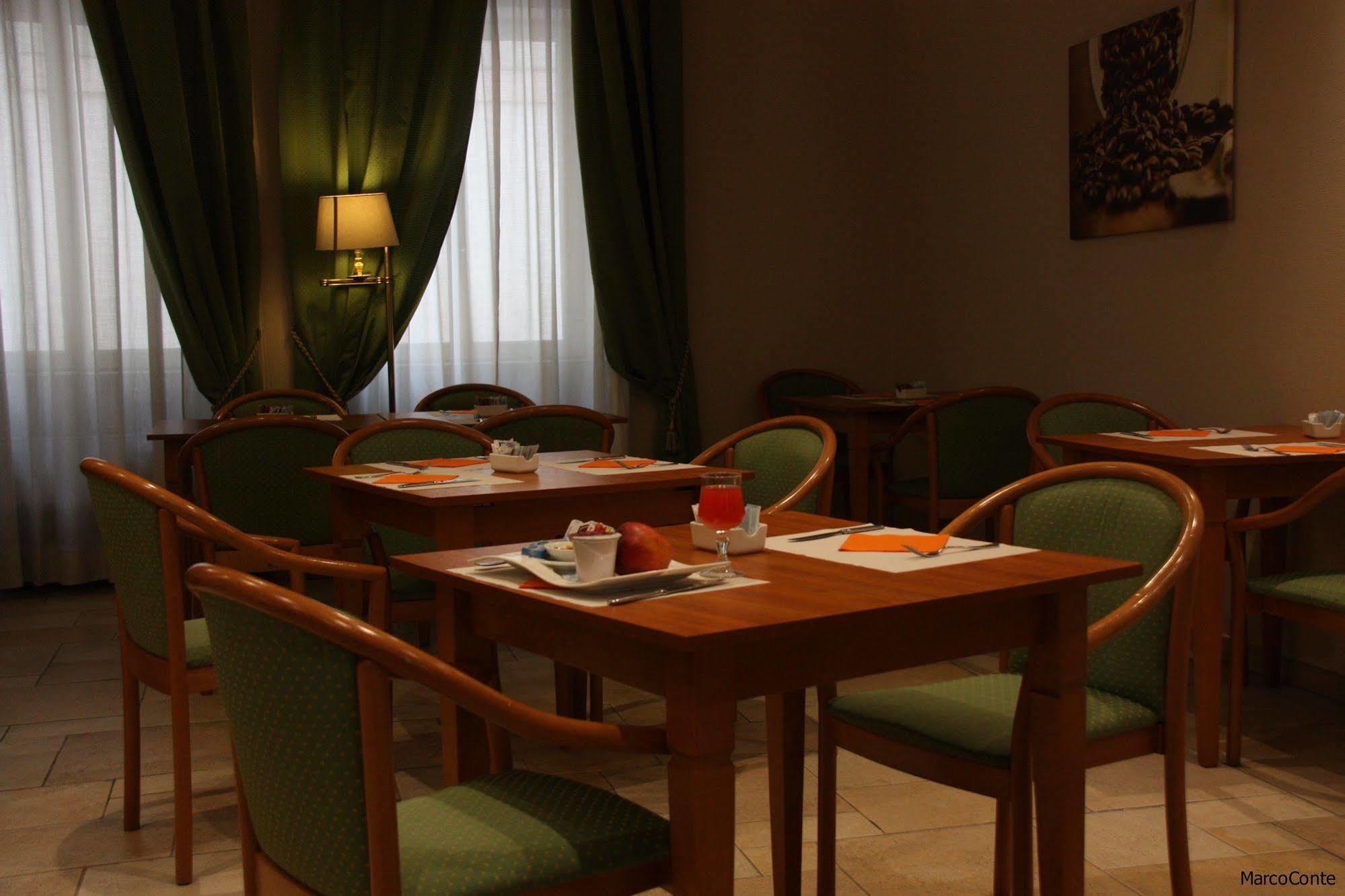 Hotel Lux Alessandria Bagian luar foto