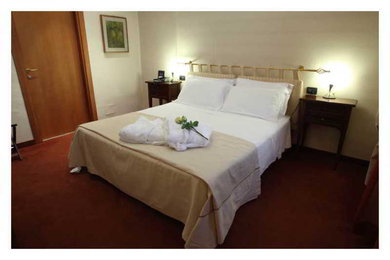Hotel Lux Alessandria Bagian luar foto